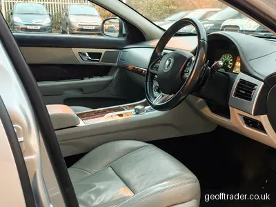 2013 Jaguar XF photo 3