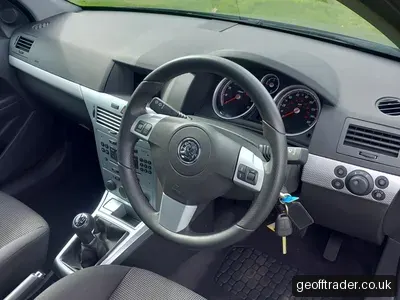 Vauxhall Astra sxi 1.6 5 door 2010 low mileage photo 4