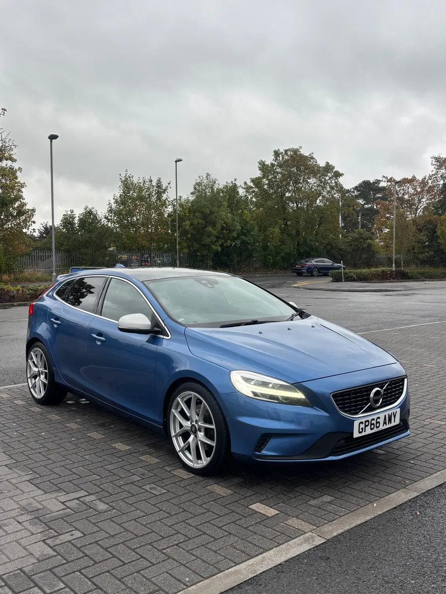 2017 Volvo V40 D4